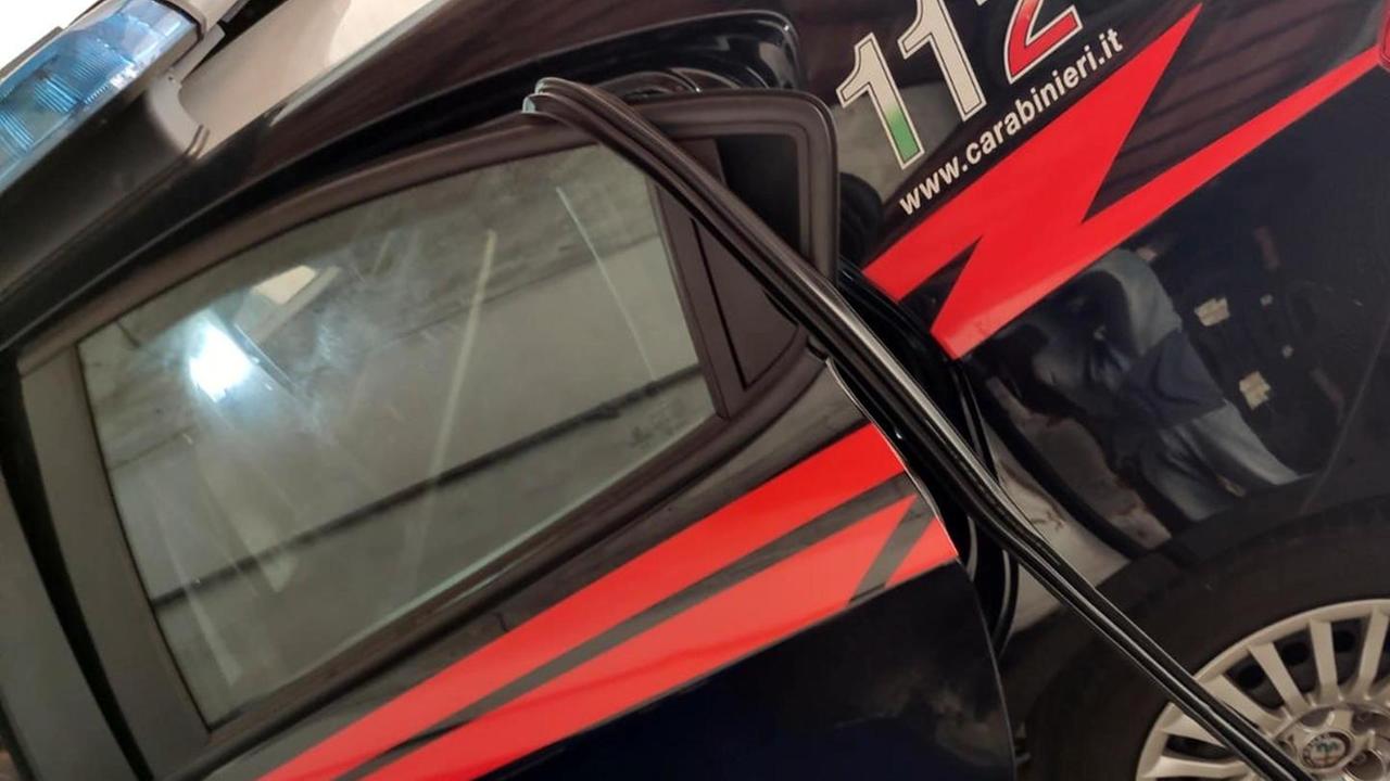 Patteggia la pena il venticinquenne che ha sfasciato l’auto dei carabinieri