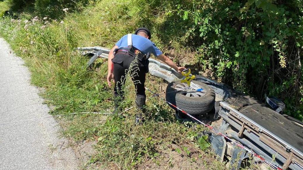 Esce di strada con l’auto e finisce nella scarpata: soccorso con l’elicottero