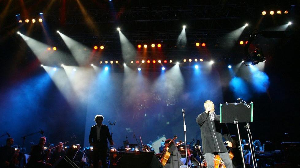 Il manifesto per gli "Invisibili" in Emilia Romagna, a Bologna un concerto lavora nel mondo dello spettacolo
