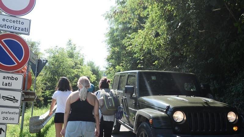 Serramazzoni. Cascate Bucamante e il traffico di turisti: tolto il senso unico
