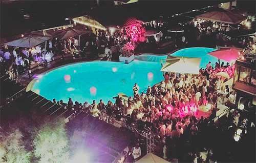Parla un amico della ragazza positiva al test dopo il viaggio in Grecia: "In discoteca né distanze né mascherine"  