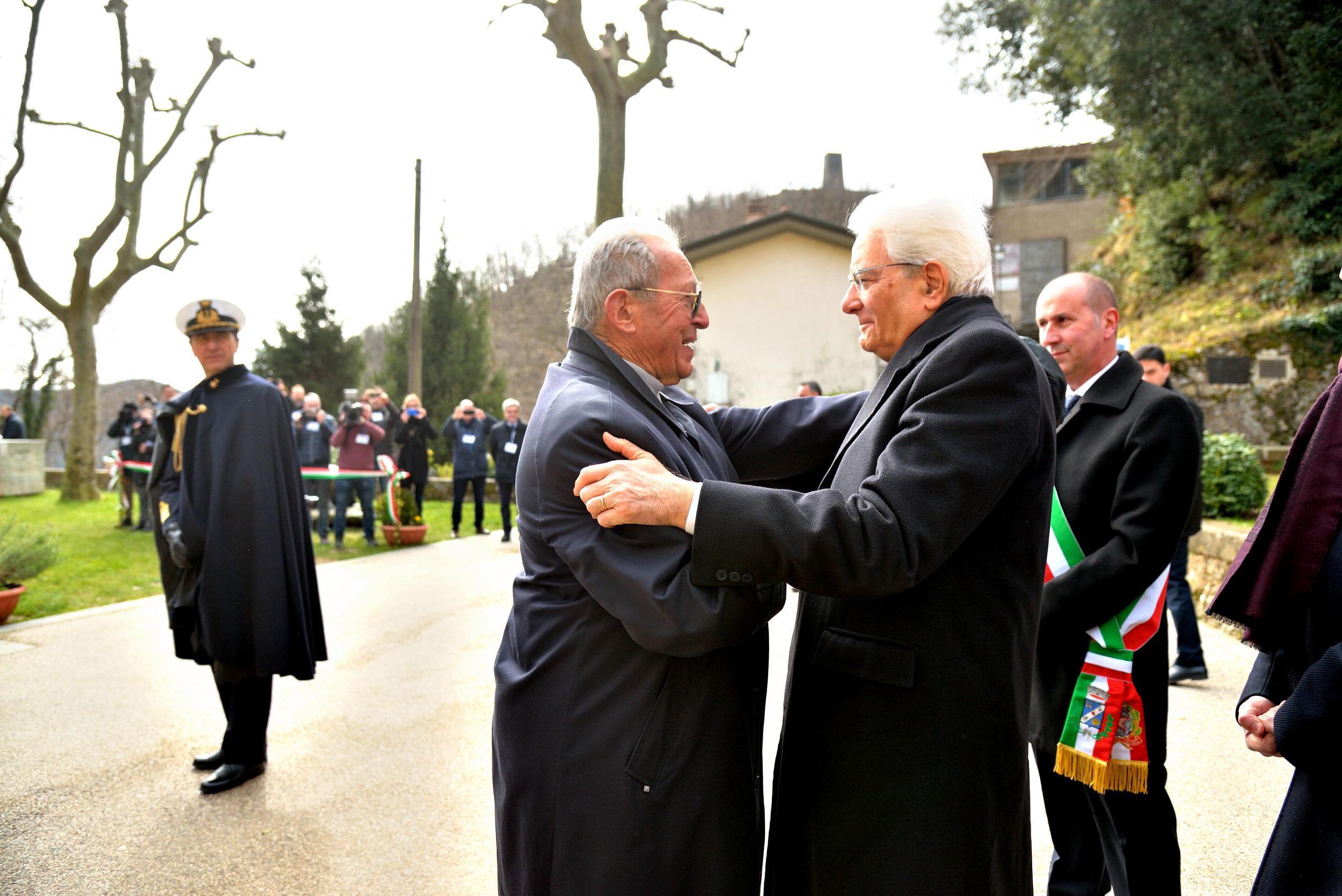 Il saluto fra Sergio Mattarella e Enrico Pieri, uno dei sopravvissuti ala strage durante la visita del presidente a febbraio