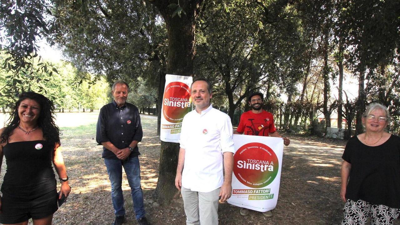 I candidati di Toscana a sinistra con al centro Renzo Ulivieri durante la presentazione al parco della Liberazione di San Giusto