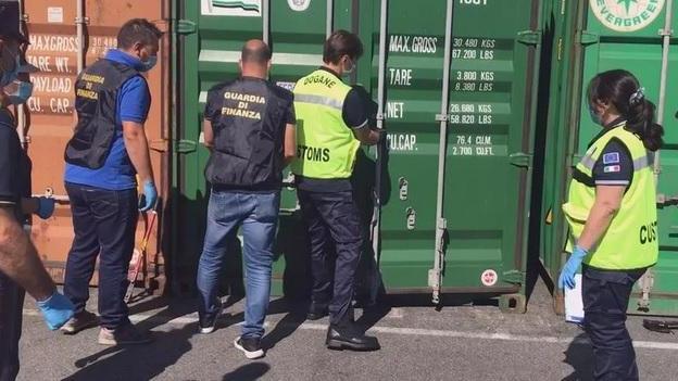 Piastrelle di Sassuolo con falso "made in Italy", sequestri a La Spezia