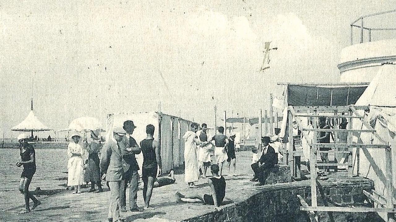 Ecco una bella immagine d’epoca degli stabilimentio balneari Acquaviva: è dell’associazione Livorno Come Era presieduta da Giorgio Mandalis