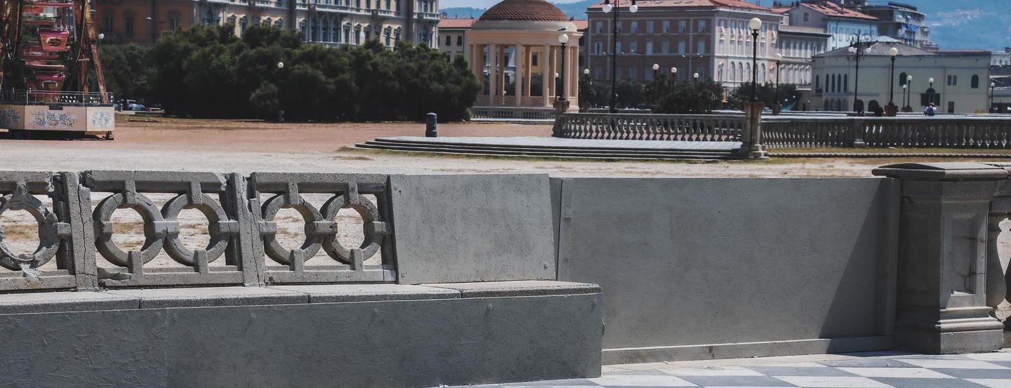 Terrazza Mascagni, Comune senza risorse: per coprire le ferite si usa il compensato... 