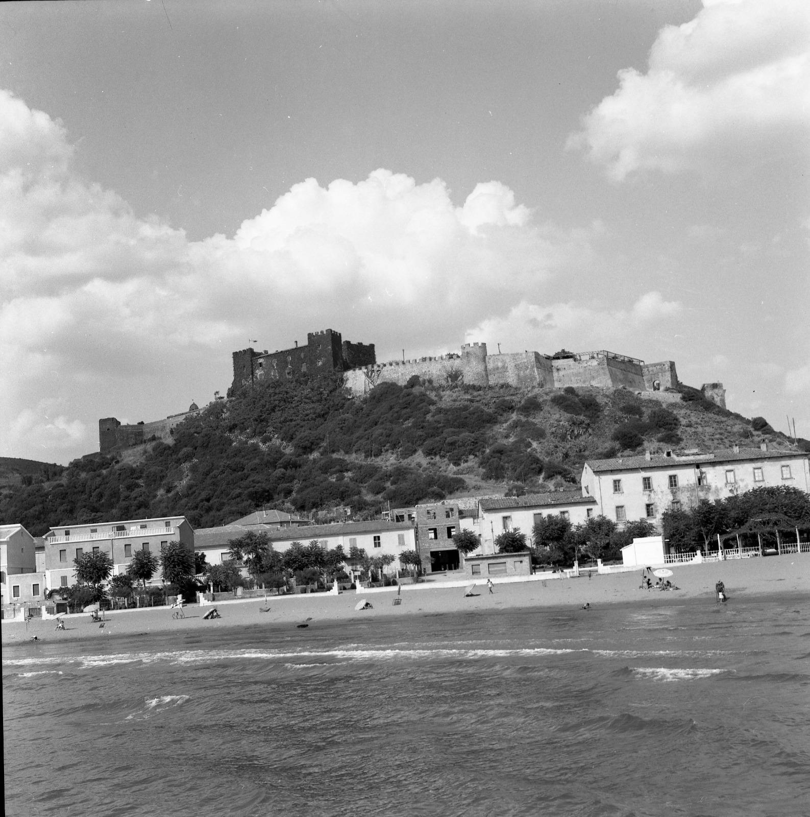 Quel Castello che sovrasta il borgo e come in un abbraccio ci protegge 