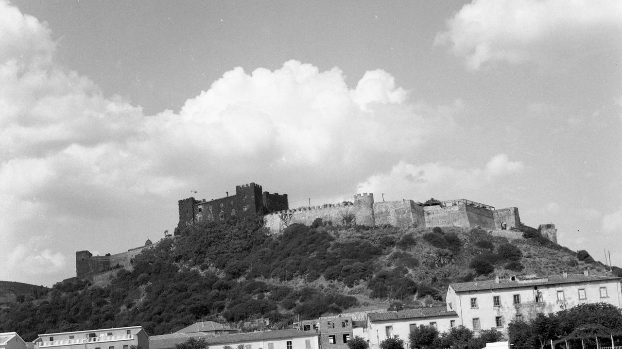 Quel Castello che sovrasta il borgo e come in un abbraccio ci protegge