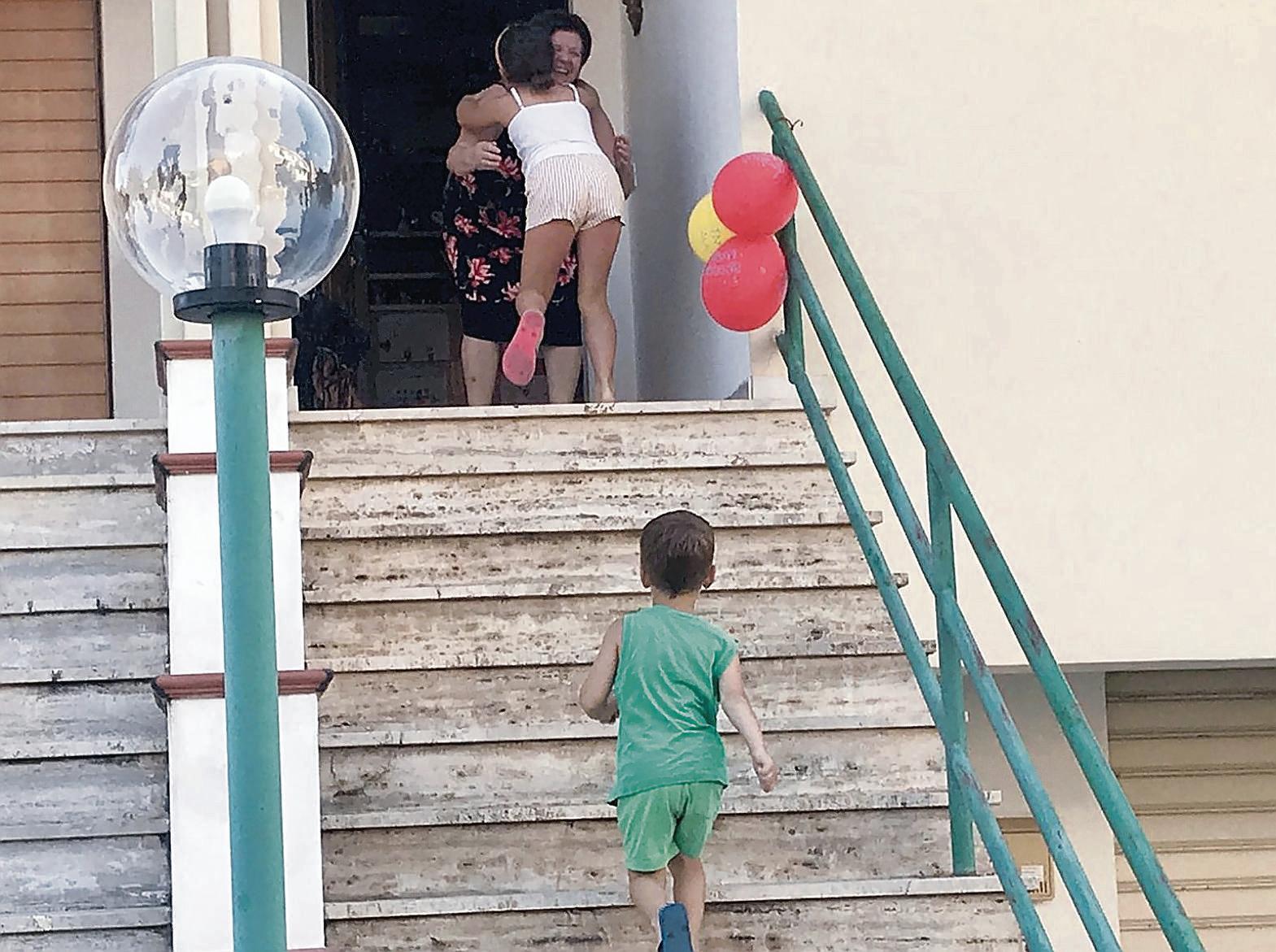 Separati dal Covid, i bimbi riabbracciano la nonna dopo 7 mesi 