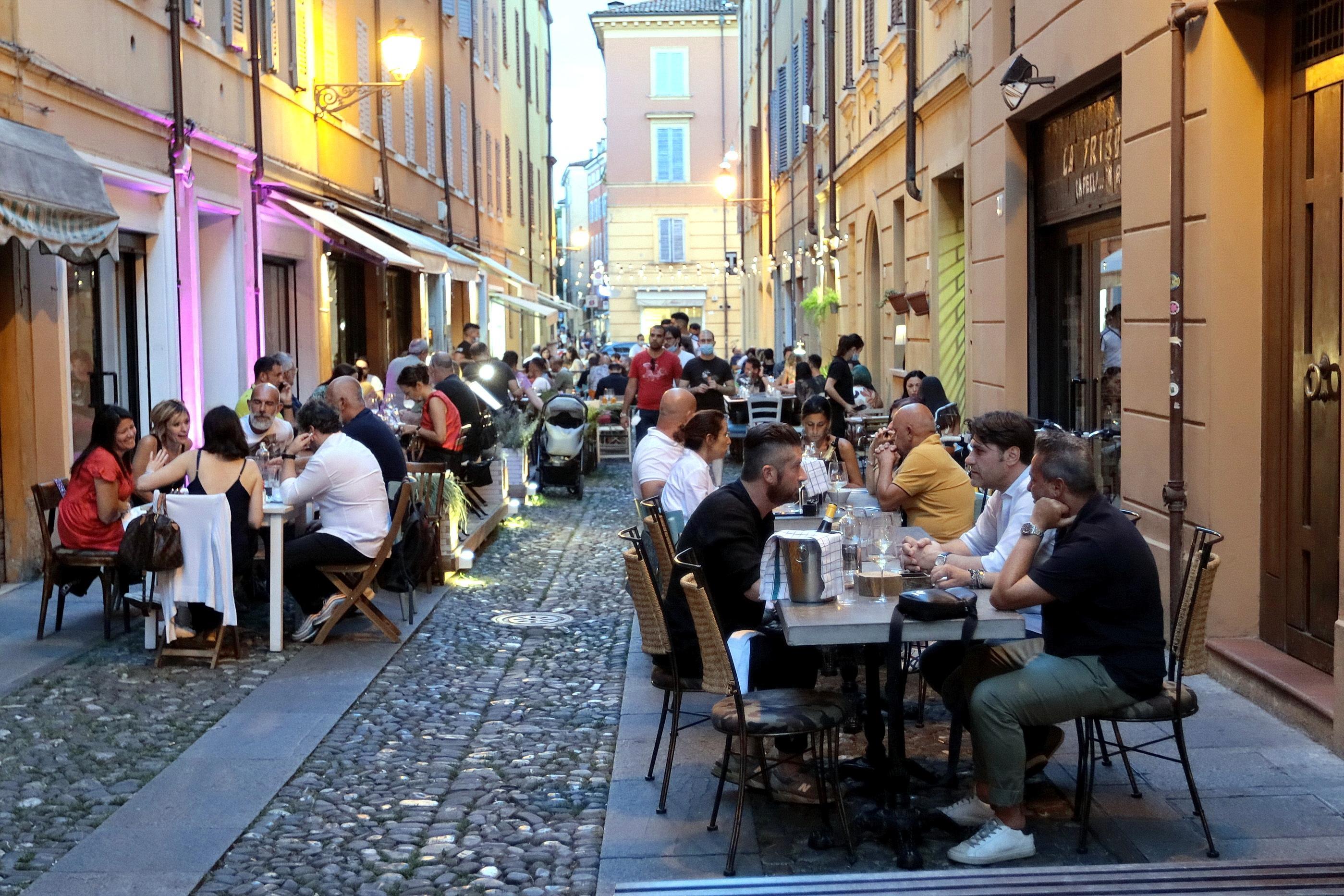 Modena, per Ferragosto la città diventa un salotto con i "Tavolini sotto le stelle"