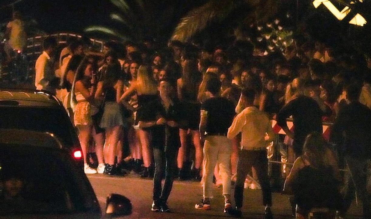 Positiva al virus in discoteca, appello delle Asl a un migliaio di giovani: fate il tampone 