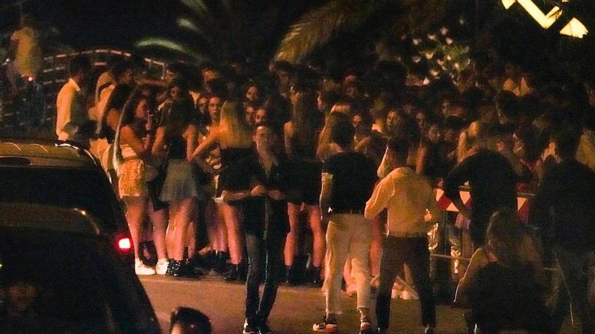 Positiva al virus in discoteca, appello delle Asl a un migliaio di giovani: fate il tampone