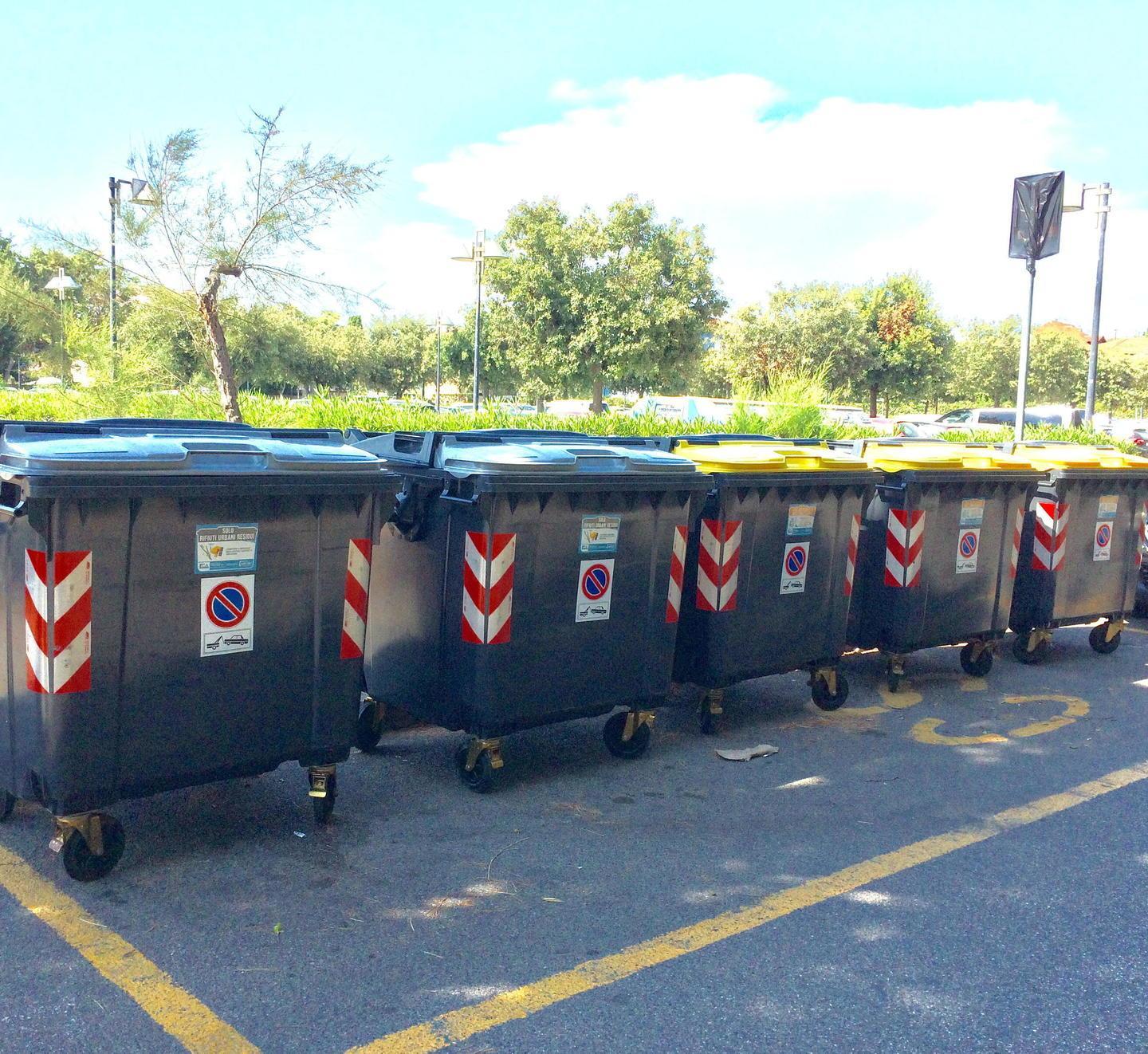 Nuovi cassonetti per la raccolta rifiuti in via del Ferraccio a Marina di Cecina