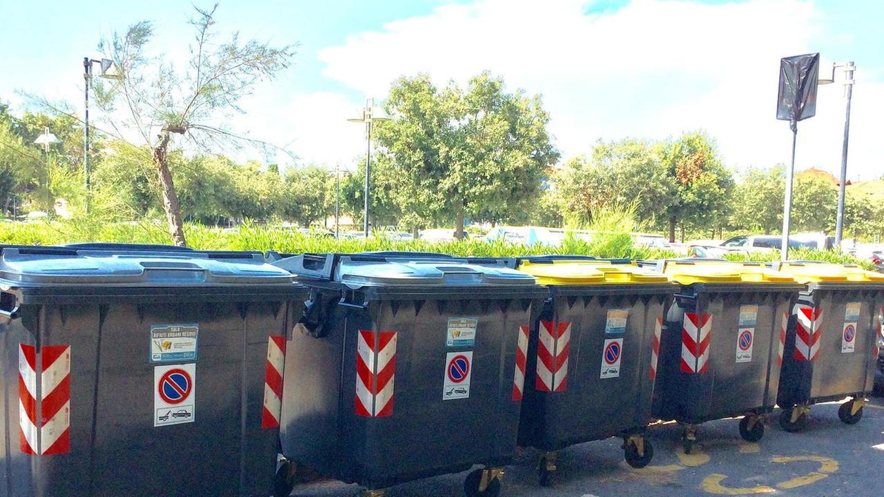 Nuovi cassonetti per la raccolta rifiuti in via del Ferraccio a Marina di Cecina