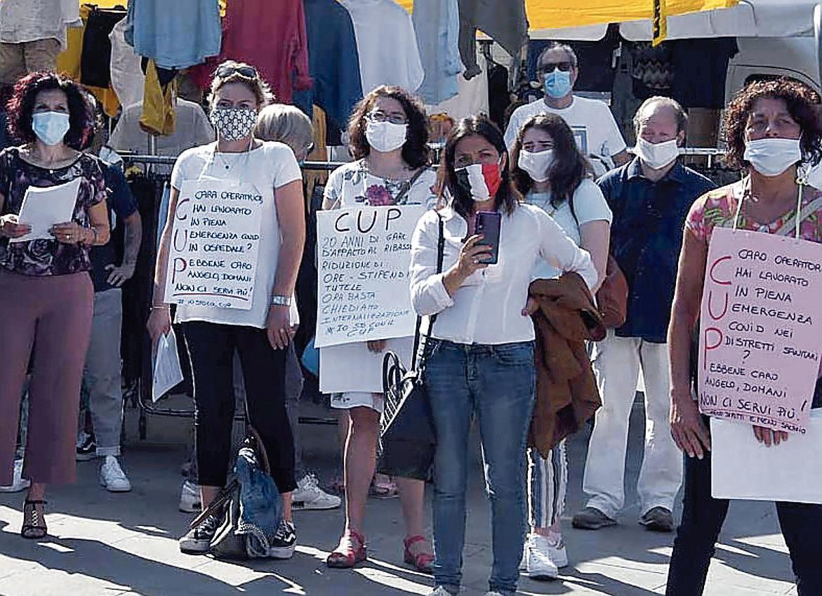 Una protesta dei lavoratori del Cup a Massa