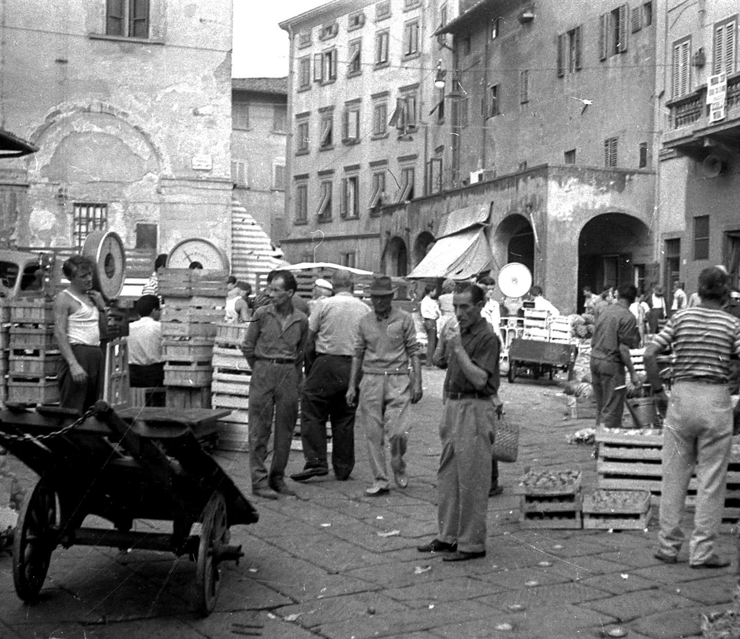 Nella foto della collezione Ranfagni il mercato ortofrutticolo in piazza Lippi negli anni ’60