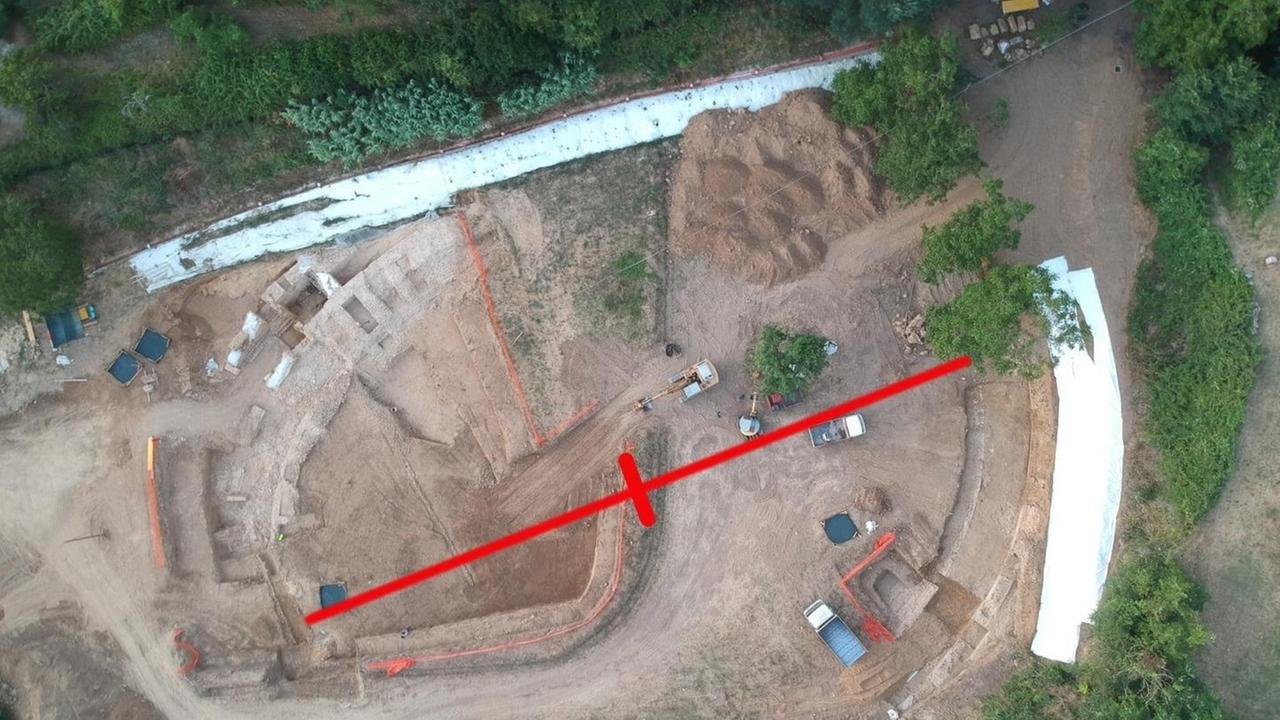 La foto scattata dal drone mostra la pianta dell’anfiteatro romano di Volterra, la linea rossa indica l’asse maggiore della struttura con l’indicazione - ai due estremi - degli ingressi principali