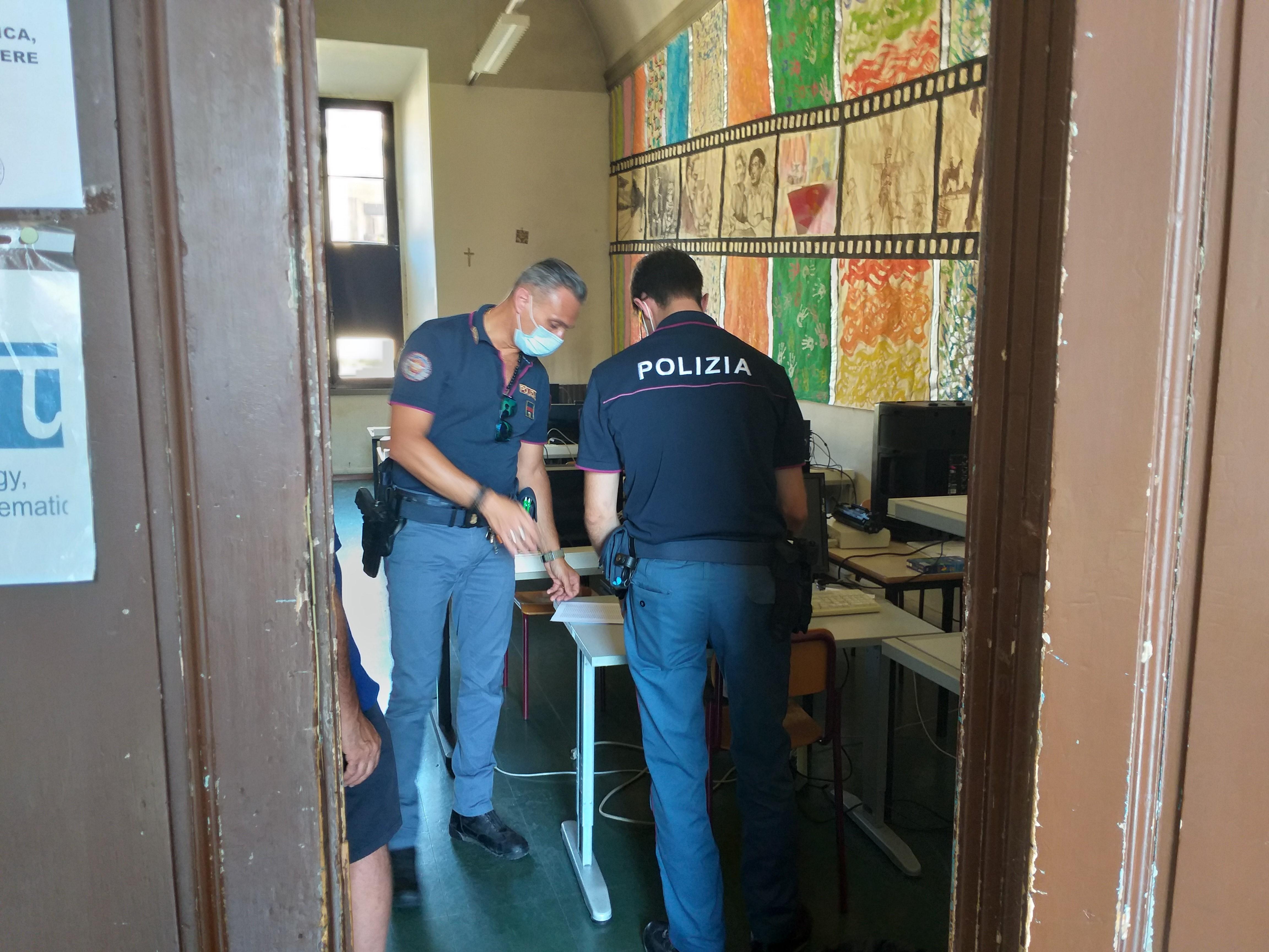 I poliziotti della questura all’interno dell’aula multimediale