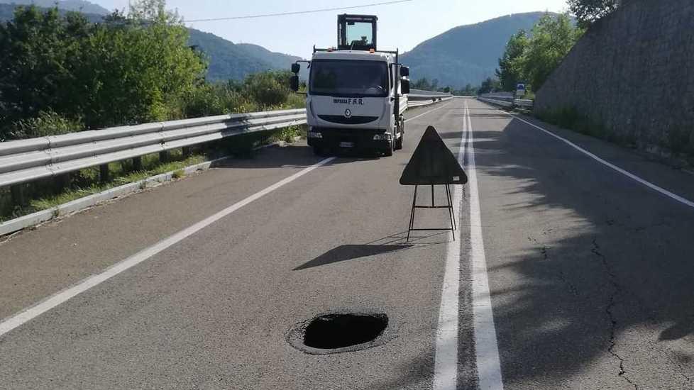 Il cedimento lungo la strada per Collagna