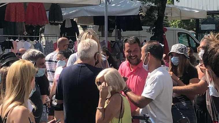 Un medico rimprovera Salvini: "La mascherina?". E lui: "Vada ad autoassembrarsi"