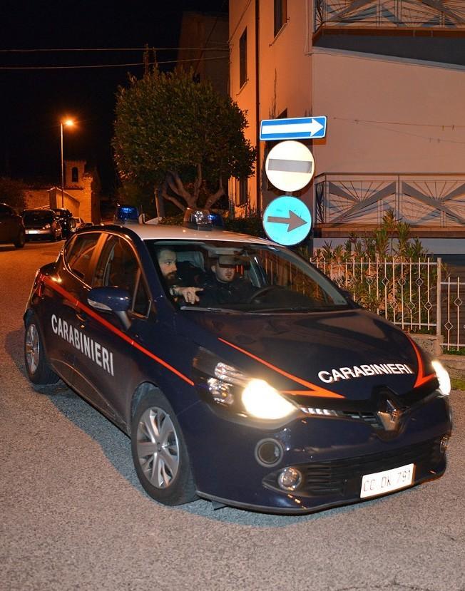 Rubati una bici da corsa e il fondo cassa di un locale di souvenir in via Fillungo 