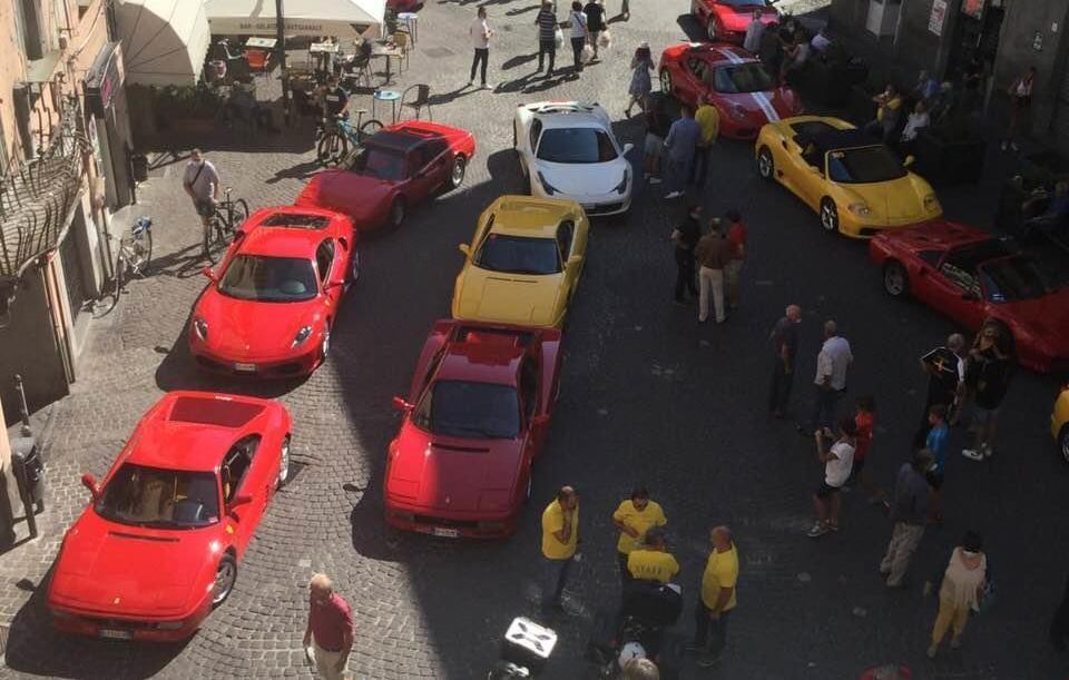 Ventisei Ferrari in piazza per Renata Lucchesi