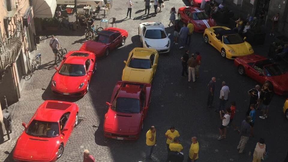 Ventisei Ferrari in piazza per Renata Lucchesi