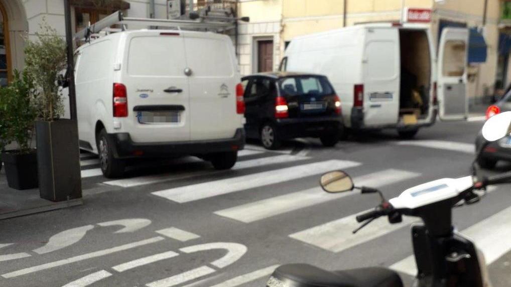 Parcheggio selvaggio in centro città: «Basta, il Comune intervenga»