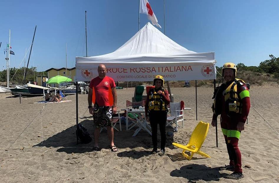 Croce Rossa in spiaggia con i suoi operatori