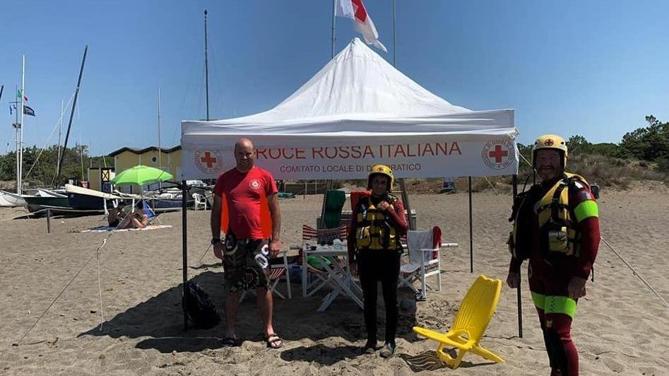 Croce Rossa in spiaggia con i suoi operatori
