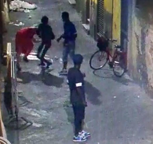 Rompono le telecamere nelle zone di spaccio: 2 denunciati dalla polizia