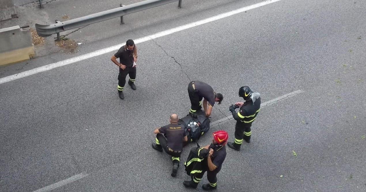 Minaccia di gettarsi nel vuoto