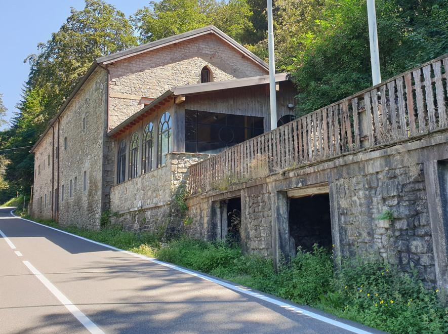 Nata come dogana di confine vi si stabilì la polizia partigiana