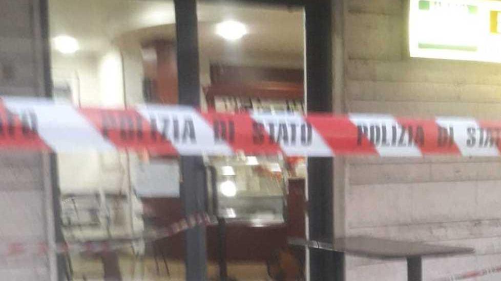 Carpi Banda svaligia il bar ignorando le urla e le offese dei vicini