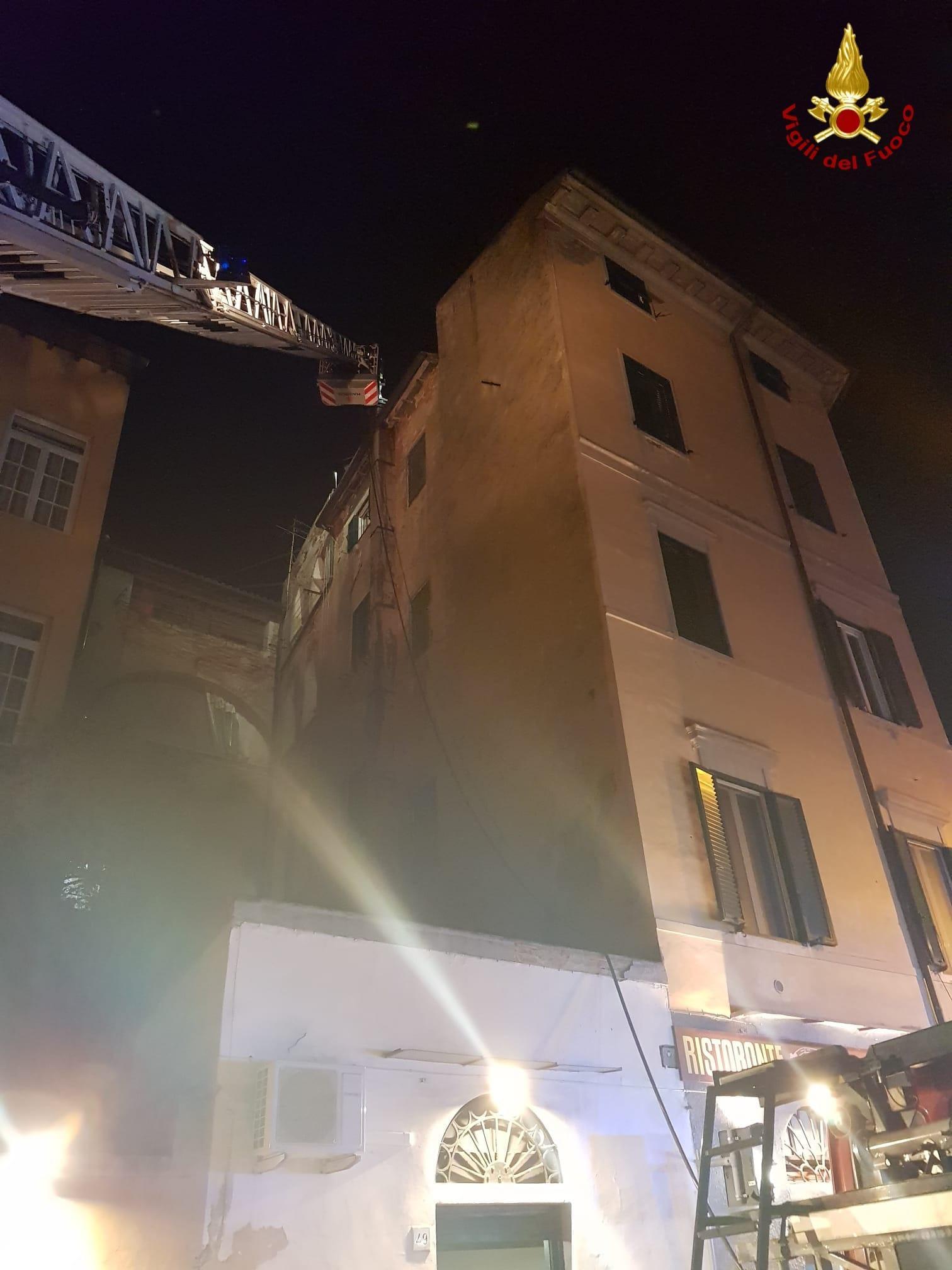 I vigili del fuoco al lavoro in via Ginori