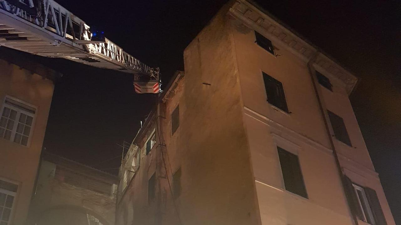 I vigili del fuoco al lavoro in via Ginori
