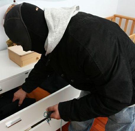 Fuori a cena o in vacanza, in casa arrivano i ladri 