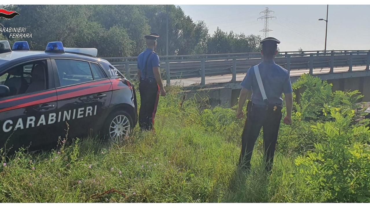 Vuole lanciarsi nel fiume Reno, salvata dai carabinieri di Cento
