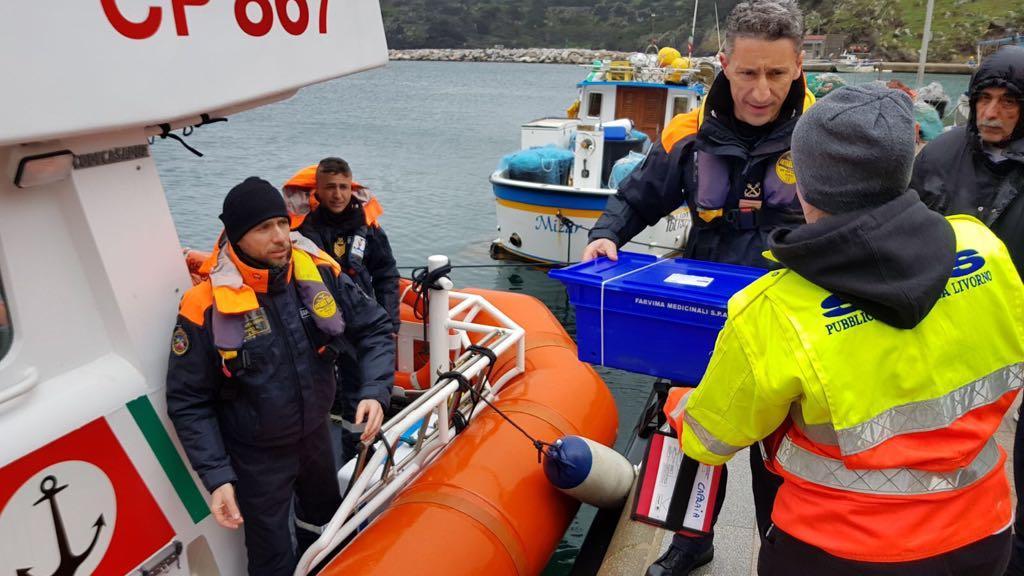 I militari della capitaneria di porto in un intervento insieme ai volontari della Svs di Capraia (foto d'archivio)