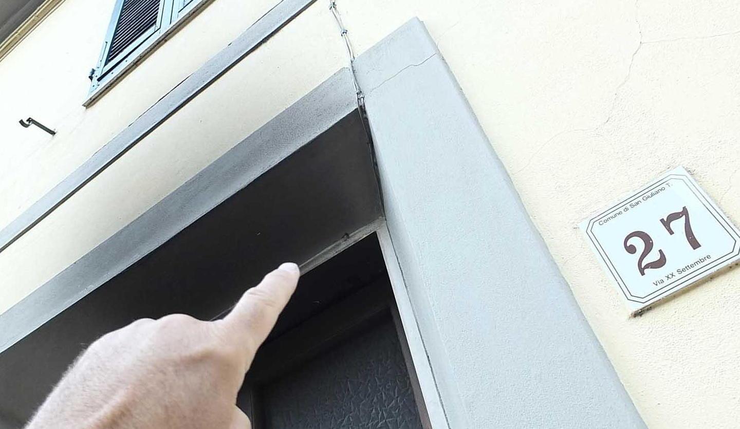 Pensionata soccorsa con i vestiti in fiamme dopo il rogo in cucina 
