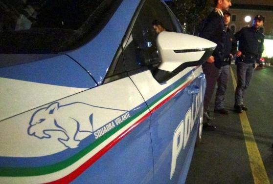 Tenta di scippare per due volte i clienti di un bar