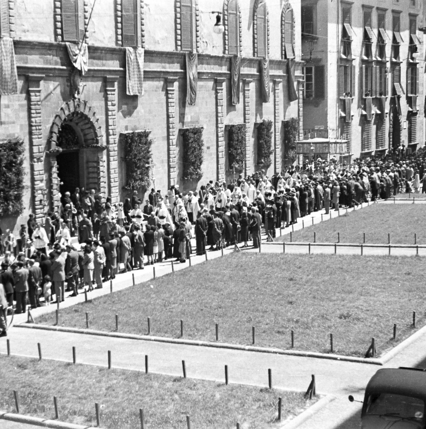 La foto di piazza Bernardini quando c’erano le aiuole 