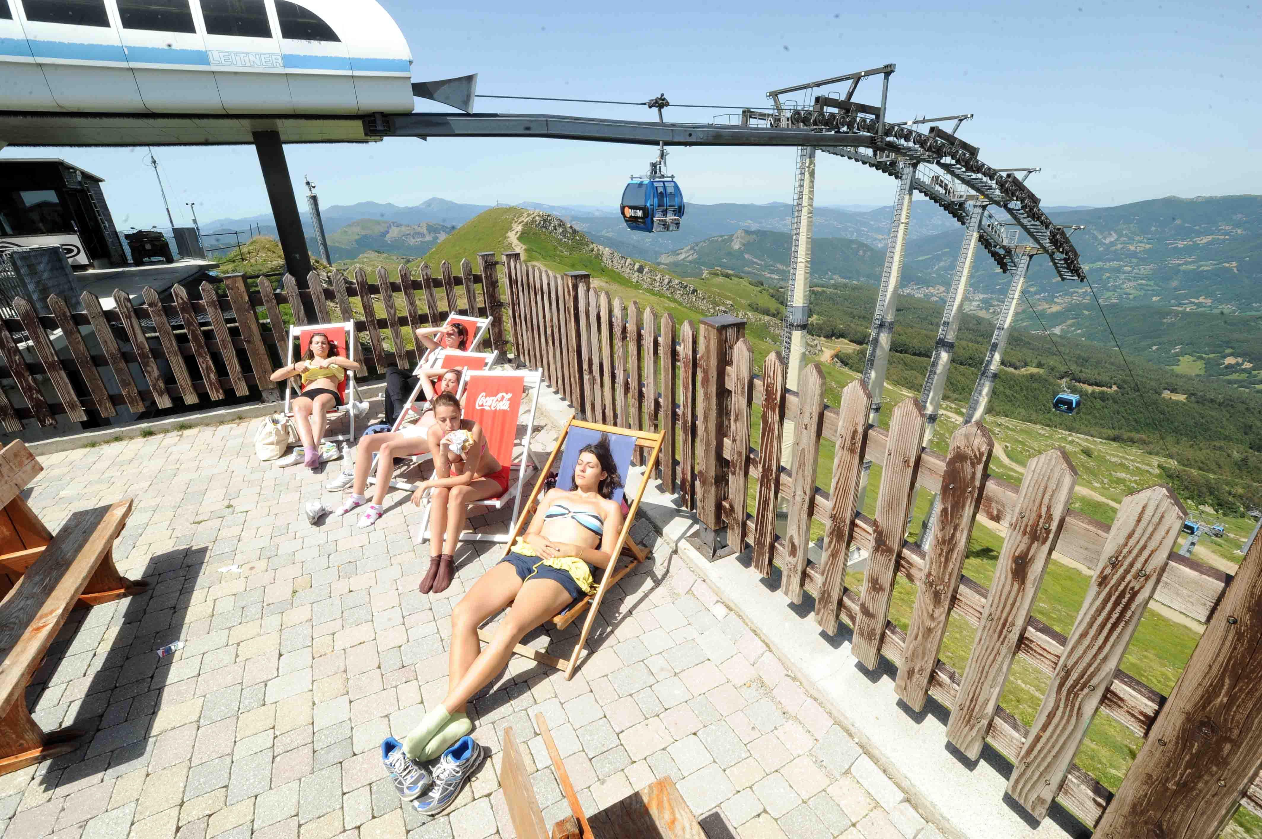 Turisti al rifugio in vetta all'ovovia, all'Abetone