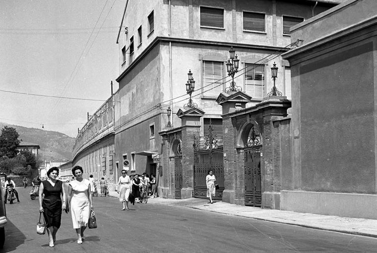 Dalla collezione Ranfagni ecco l’uscita di alcune operaie dal Fabbricone negli anni ‘60