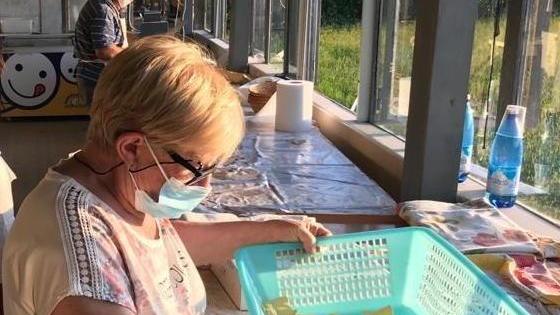 Una delle “pastaie” al lavoroper preparare i “mitici” schiaffoni