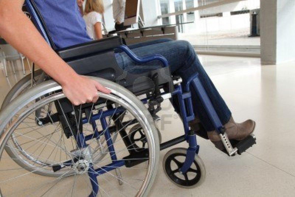 Molti negozi e uffici non sono accessibili a persone che si muovono in carrozzina (foto archivio)