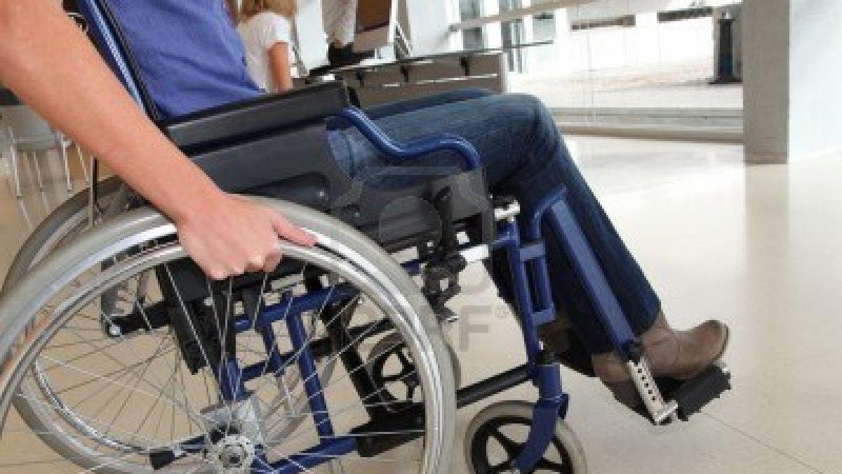 Molti negozi e uffici non sono accessibili a persone che si muovono in carrozzina (foto archivio)