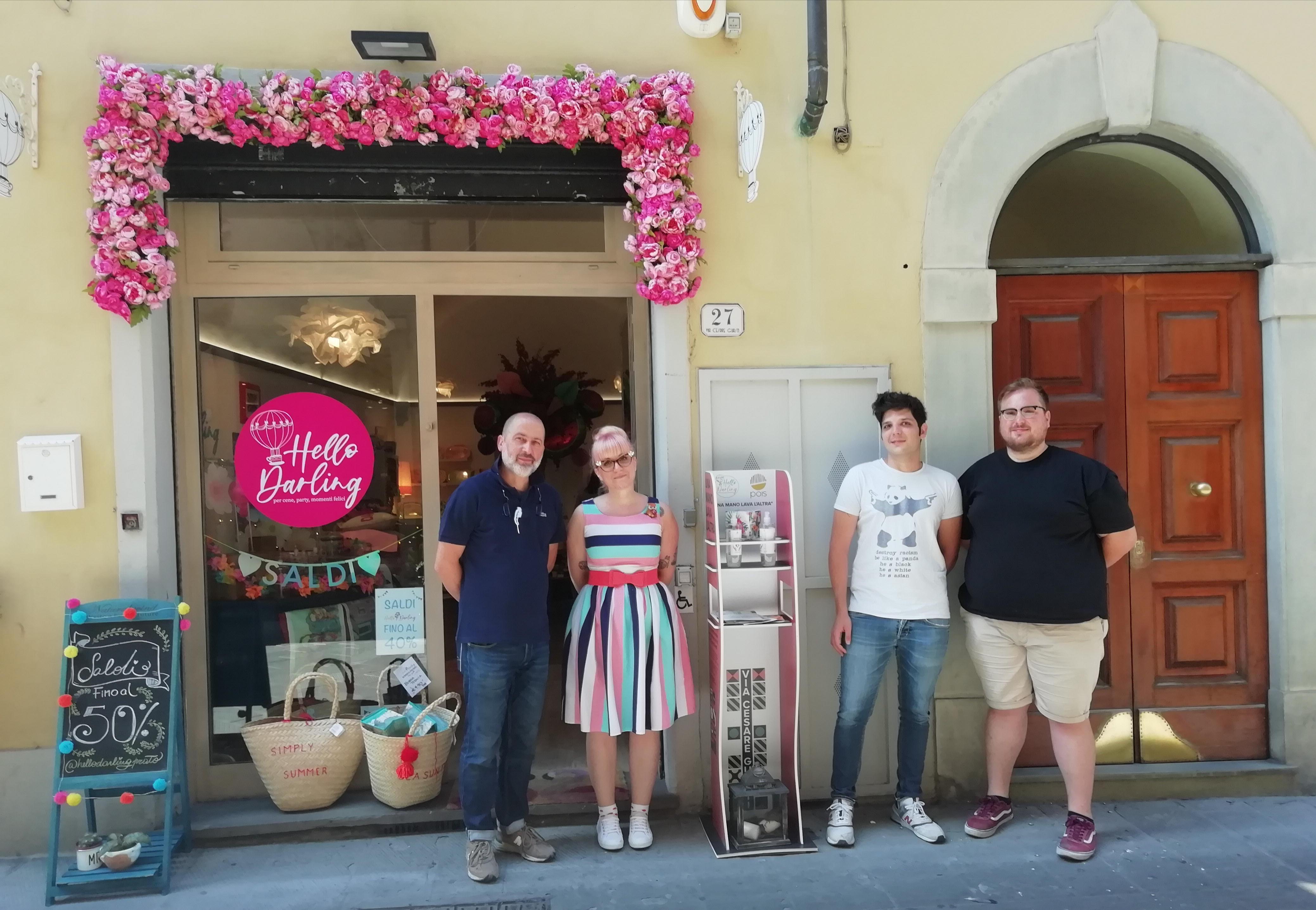 Un gruppo di commercianti di via Guasti accanto a uno dei totem collocati lungo la strada