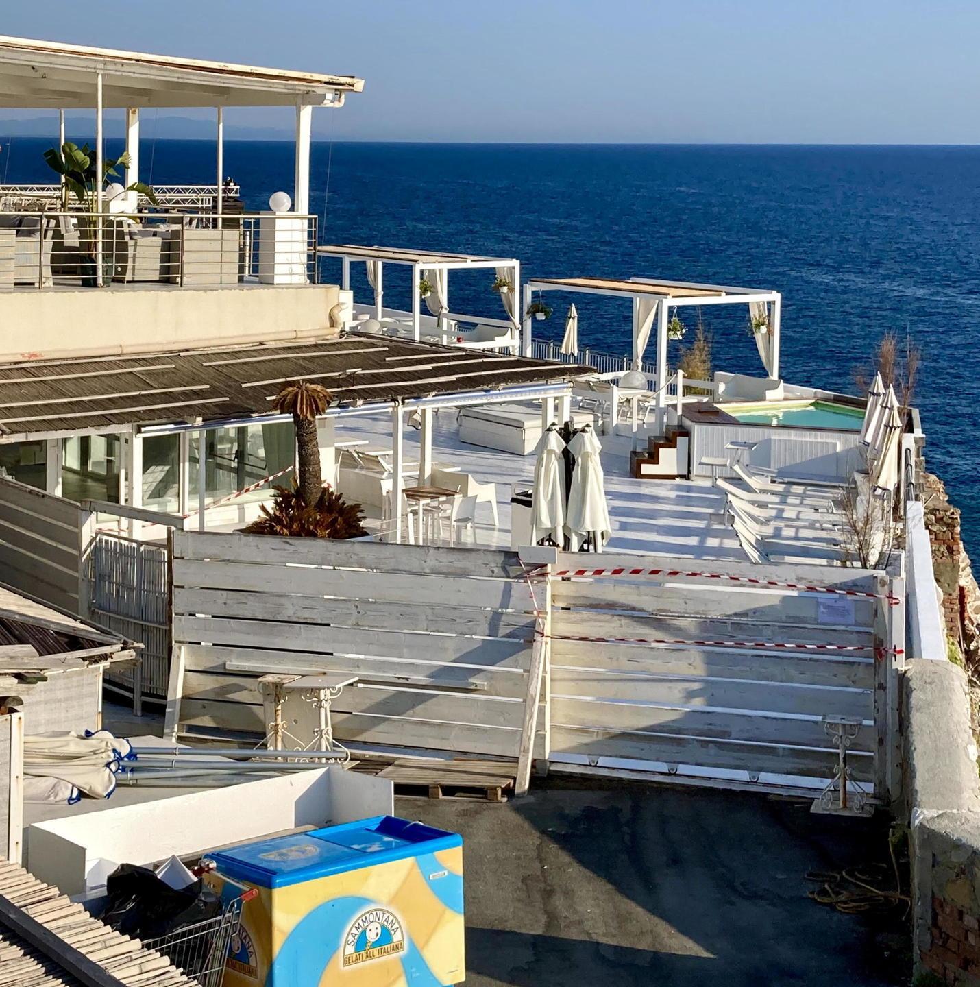La terrazza sotto sequestro (foto Marzi)
