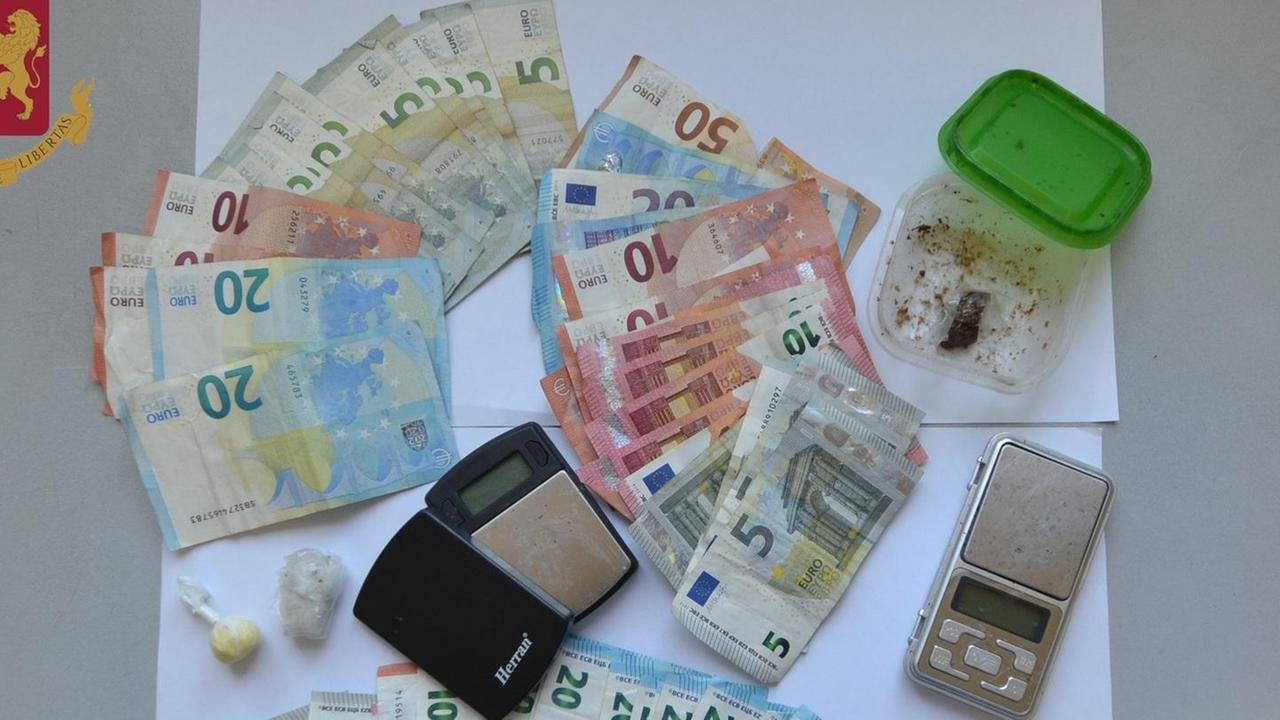 Dosi di coca ed eroina in casa Arrestata una donna di 41 anni
